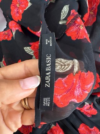 Abito Zara floreale nero con fiori rossi #zara #za
