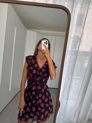 Abito Zara floreale nero con fiori rossi #zara #za
