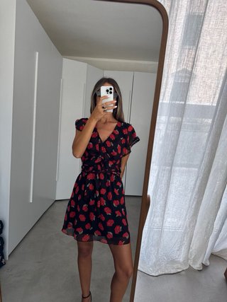 Abito Zara floreale nero con fiori rossi #zara #za