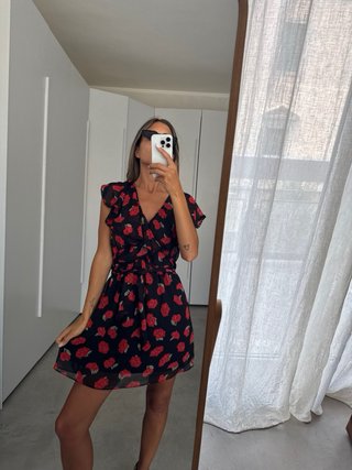 Abito Zara floreale nero con fiori rossi #zara #za