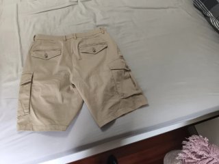 Bermudas color beige.