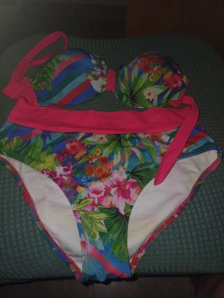 Bikini estampado floral y rayas