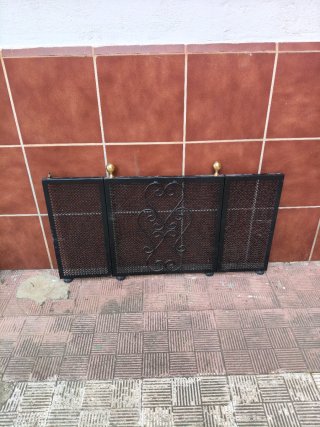 Barrera de chimenea metálica negra