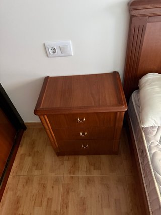 Dormitorio: Somier, Mesitas y Cómoda