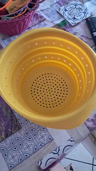 Scolapasta in silicone giallo