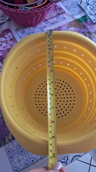 Scolapasta in silicone giallo