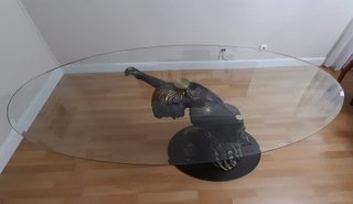 Mesa cristal figura dorada