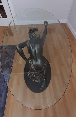 Mesa cristal figura dorada