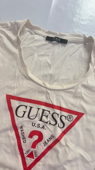 Camiseta Guess Blanca Logo Triángulo