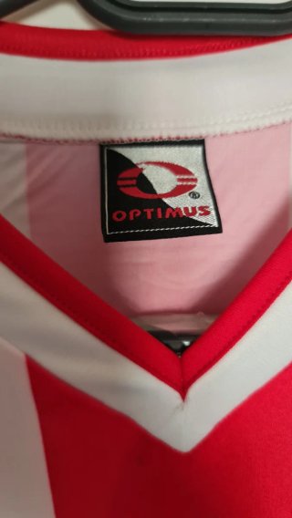 Camiseta deportiva Optimus roja y blanca