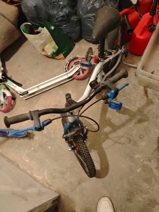 Bicicleta infantil blanca y azul