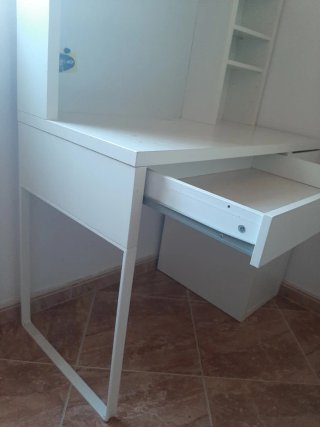 Escritorio blanco con estantería