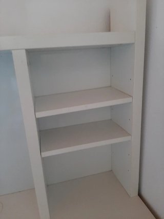 Escritorio blanco con estantería