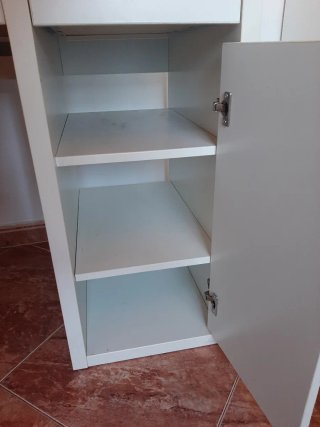 Escritorio blanco con estantería
