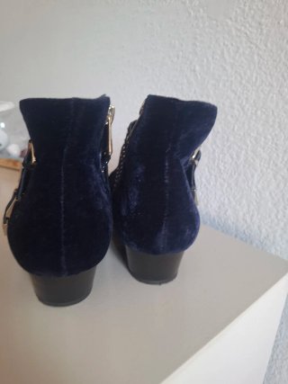 Botas negras  de mujer con tachuelas doradas