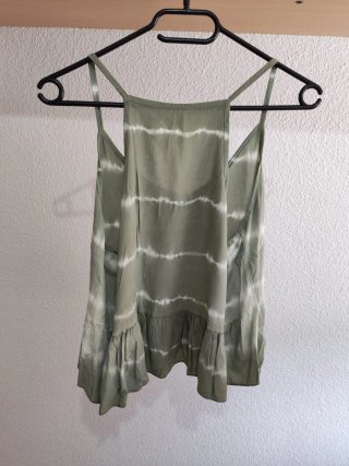 Camisola verde con tirantes y volantes