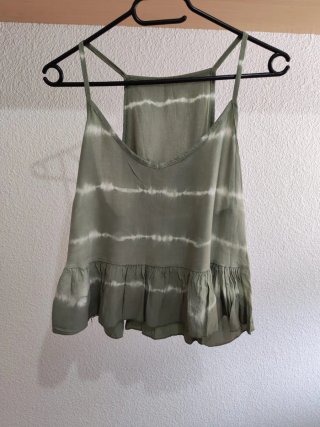 Camisola verde con tirantes y volantes