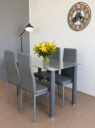 Mesa de comedor gris moderna con 4 sillas