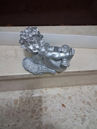 Ángel decorativo pintado en plata