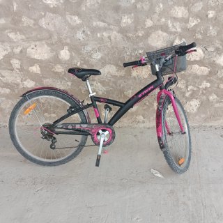Bicicleta infantil Btwin negra y rosa
