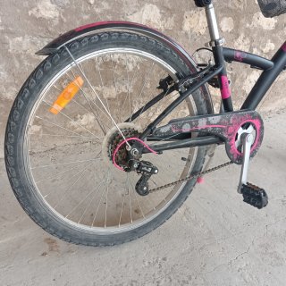Bicicleta infantil Btwin negra y rosa