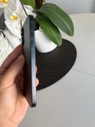 iPhone 16 Negro 128GB, con su cable cargador.