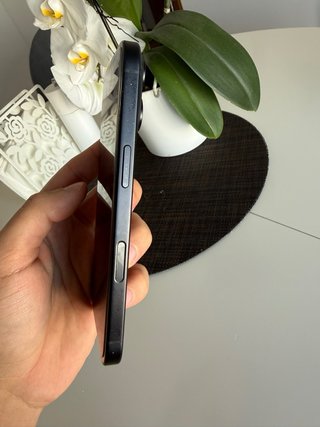 iPhone 16 Negro 128GB, con su cable cargador.