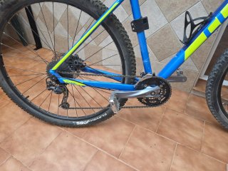 Bicicleta Cube Azul y Amarillo