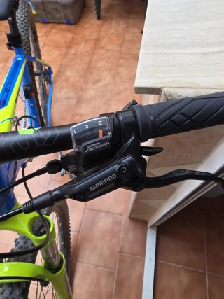 Bicicleta Cube Azul y Amarillo