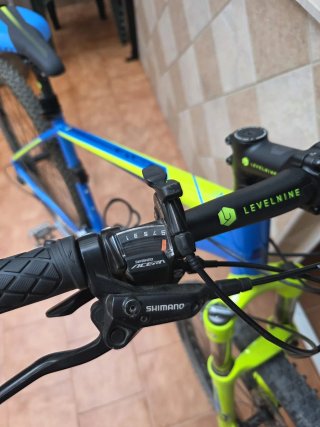 Bicicleta Cube Azul y Amarillo