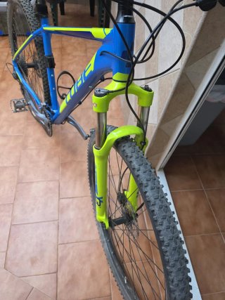 Bicicleta Cube Azul y Amarillo