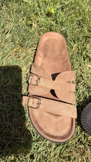 Sandalias planas marrones con hebillas