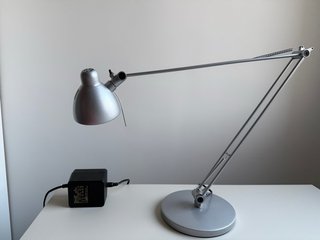 Lámpara de mesa ajustable arquitec ikea