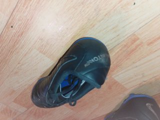 Zapatos de fútbol casi nuevos