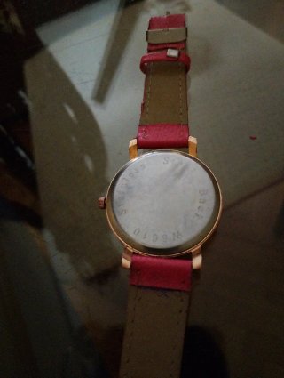 Reloj de pulsera dorado y rojo