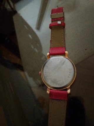 Reloj de pulsera dorado y rojo