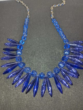 Collana blu con cristalli pendenti in plastica