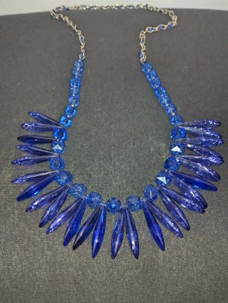 Collana blu con cristalli pendenti in plastica