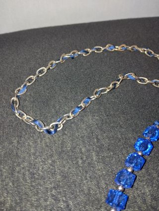 Collana blu con cristalli pendenti in plastica