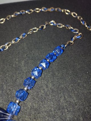 Collana blu con cristalli pendenti in plastica