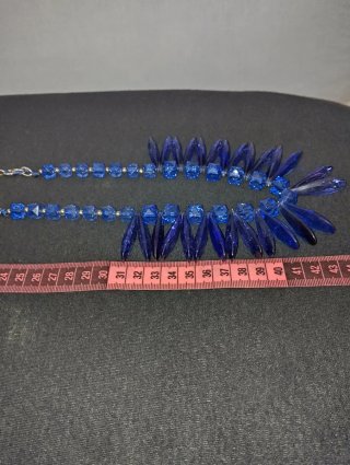 Collana blu con cristalli pendenti in plastica