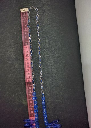 Collana blu con cristalli pendenti in plastica