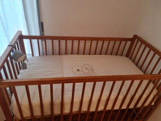 Berço de madeira com grade móvel com colchão