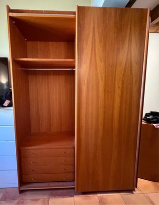 Armario de madera maciza