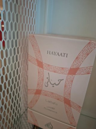 Perfume Lattafa Hayaati Rosa y Blanco