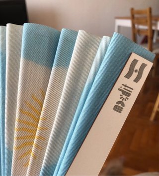 Abanico de madera con bandera de Argentina