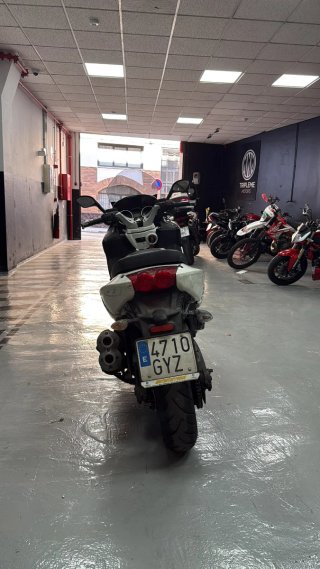Piaggio Gilera GP800 Maxi Scooter Blanca