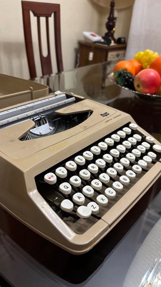 Máquina de escribir Smith-Corona con Ñ y tapa