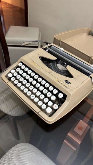 Máquina de escribir Smith-Corona con Ñ y tapa