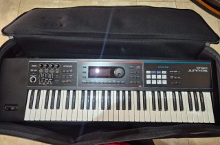 ​Sintetizador Roland Juno DS61 + Estuche Original